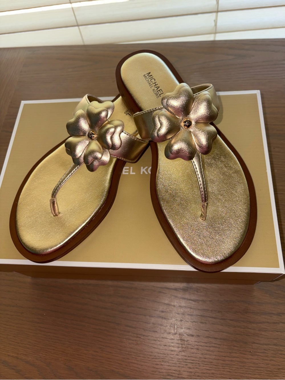 MICHAEL KORS GOLD FLOWER SANDALS NWT — SIZE 7